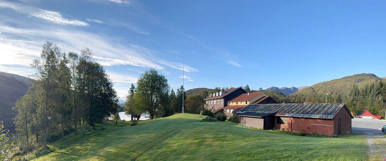 Uteområde ved vannet egnet for leir