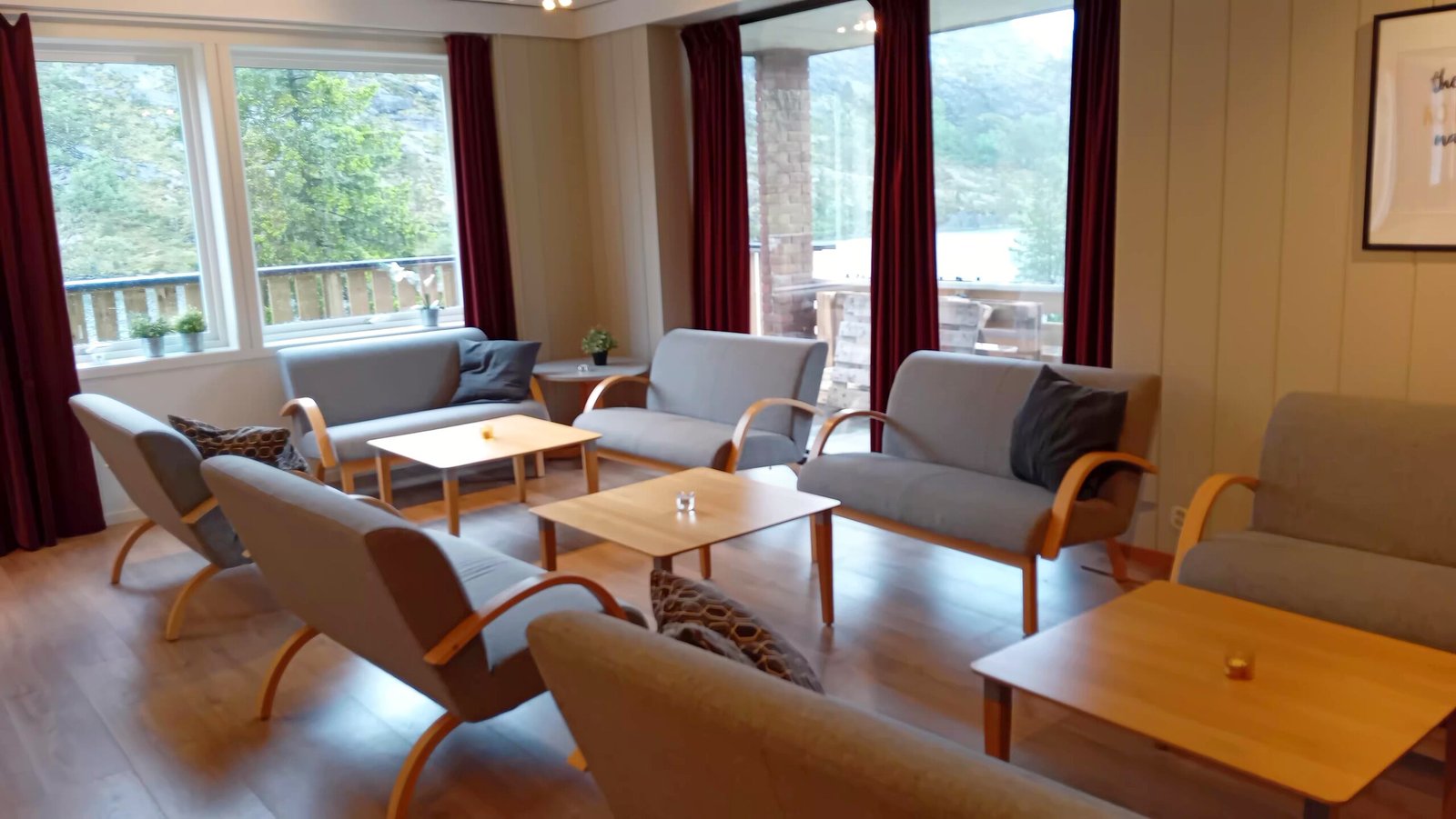 Peisestuen med lenestoler og store vinduer